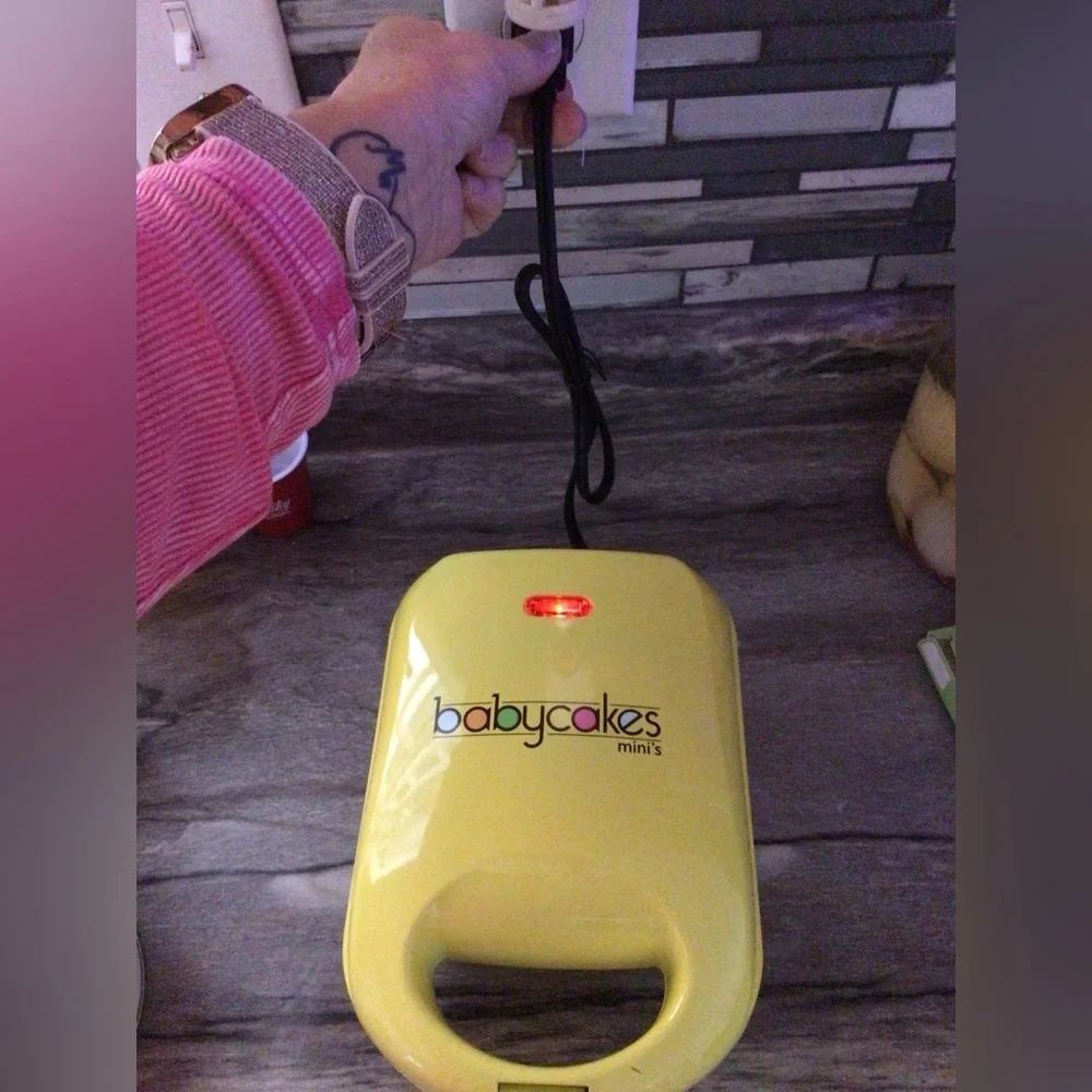 Babycakes Mini's Nonstick Coated Donut Maker #DNM-30 [Yellow] *NEW NO BOX